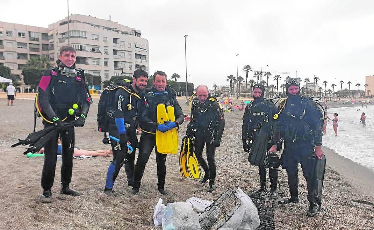 El Club Buceo Calahonda se sumó de forma desinteresada a la limpieza de los fondos marinos