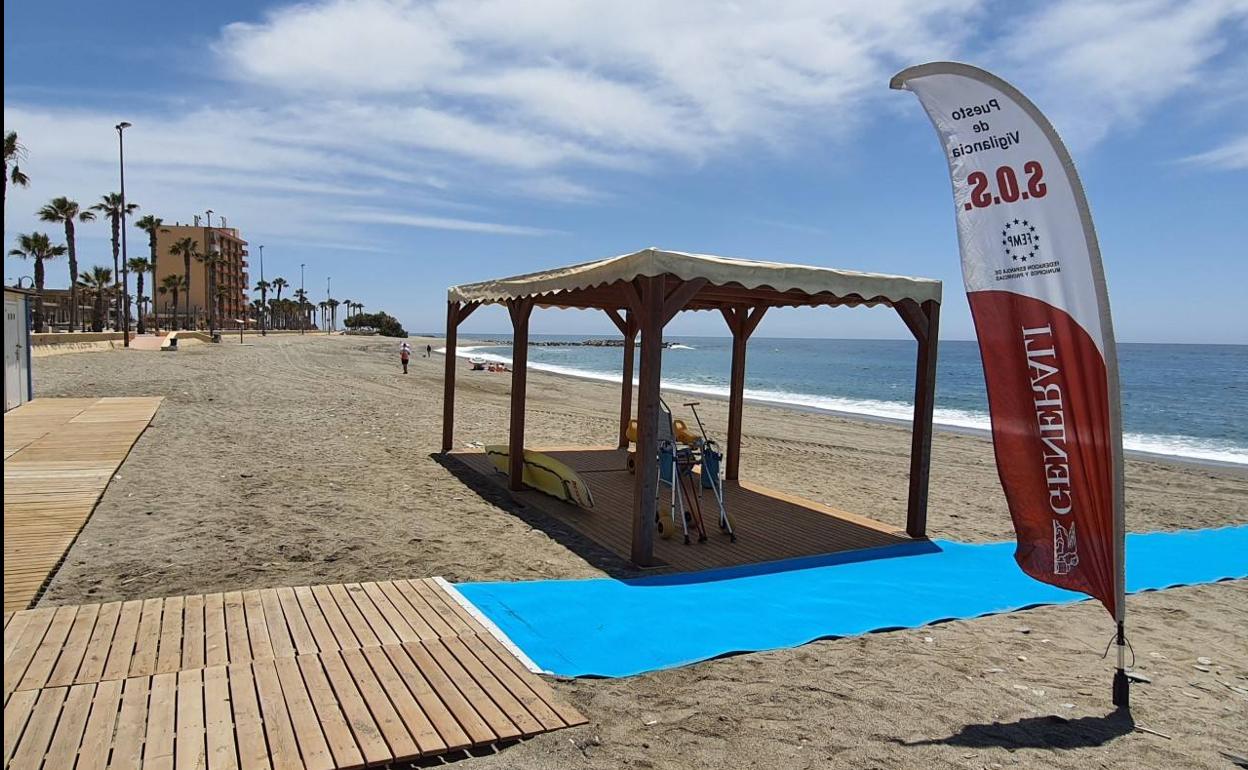Las pasarelas de acceso está en los puntos accesibles. En de la playa de San Nicolás está a escasos metros del edificio, que se puede ver al fondo de la imagen. 