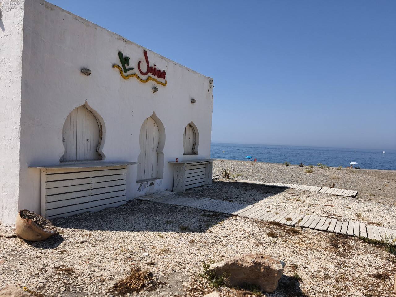 La Jaima de Adra, ubicada en la playa del Carboncillo, se ha convertido en un referente para el ocio durante los meses estivales.