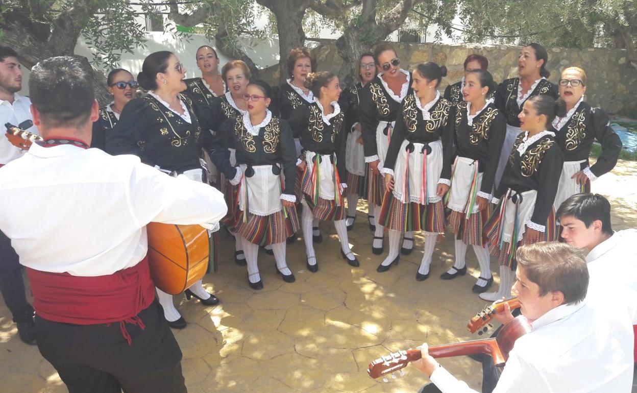 El Festival de Música Tradicional de la Alpujarra reúne cada año a treinta grupos de Granada y Almería. 