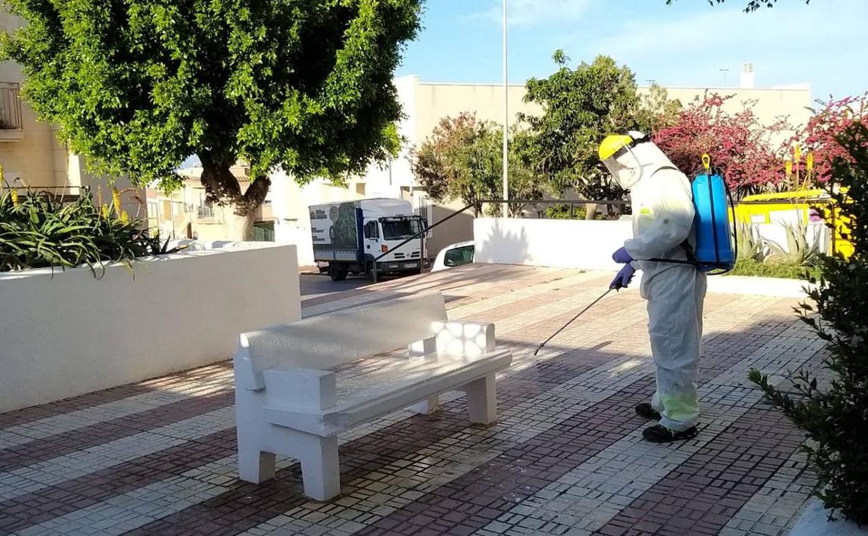 Tareas de desinfección en la localidad de Adra. 