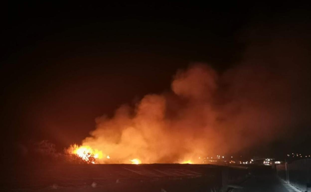 Incendio en el río Adra