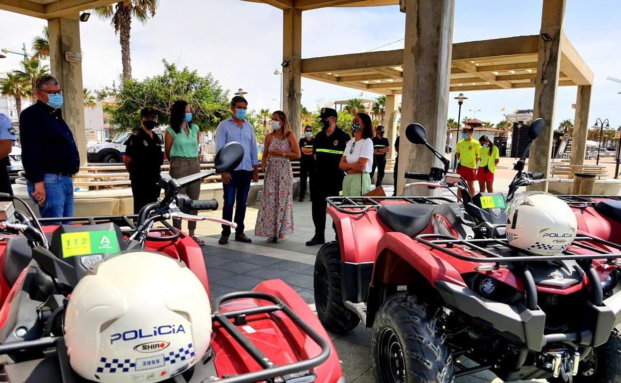 La delegada en su visita a Adra, hoy. 