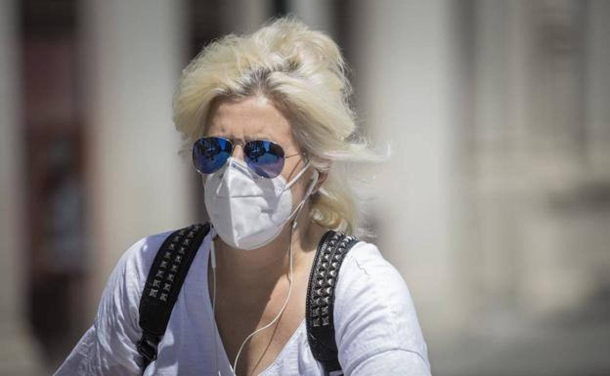 El precio de las mascarillas enfrenta a PP y PSOE en Adra