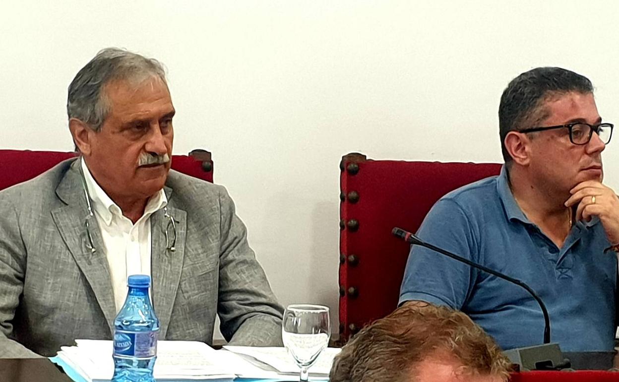 Isidro Ferrio y Juan José Ibáñez son concejales de Vox en el Ayuntamiento de Adra. 