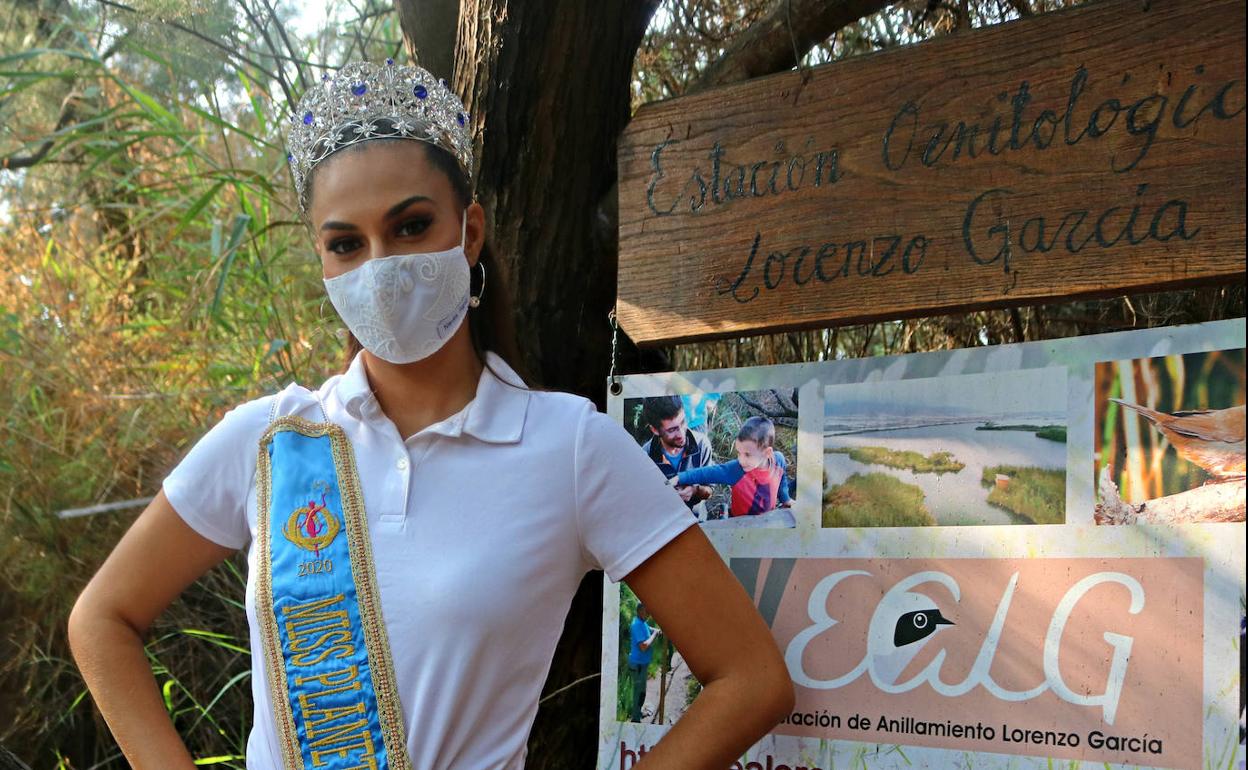 María Benavides, Miss Planeta España, durante su visita a la estación de anillamiento de Adra.