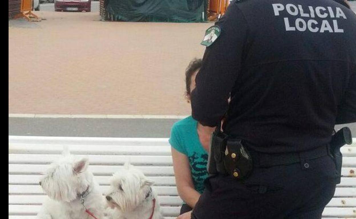 Llevar «bolsa y botella» durante el paseo de las mascotas, obligatorio a partir de mañana