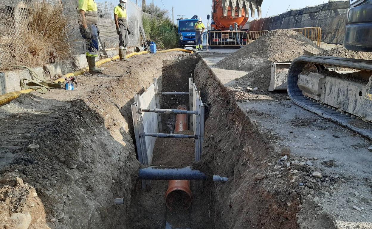 La rotura de una tubería de aguas residuales obliga a actuar en el camino de La Botella