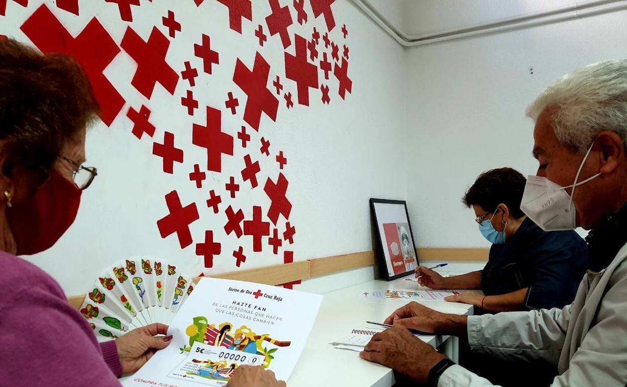 Paz, Manuel y Dolores, usuarios del programa de acompañamiento de Cruz Roja. 