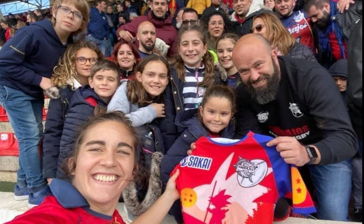 Marrajos regaló una camiseta a Patricia Rodríguez en el partido que enfrentó a España y Escocia en enero. 