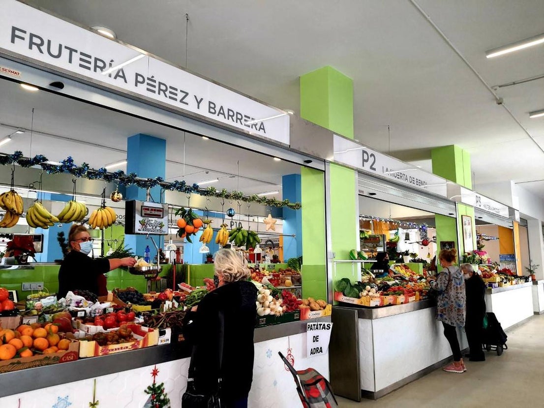 Más de una decena de puestos se reparte por el Mercado Municipal.