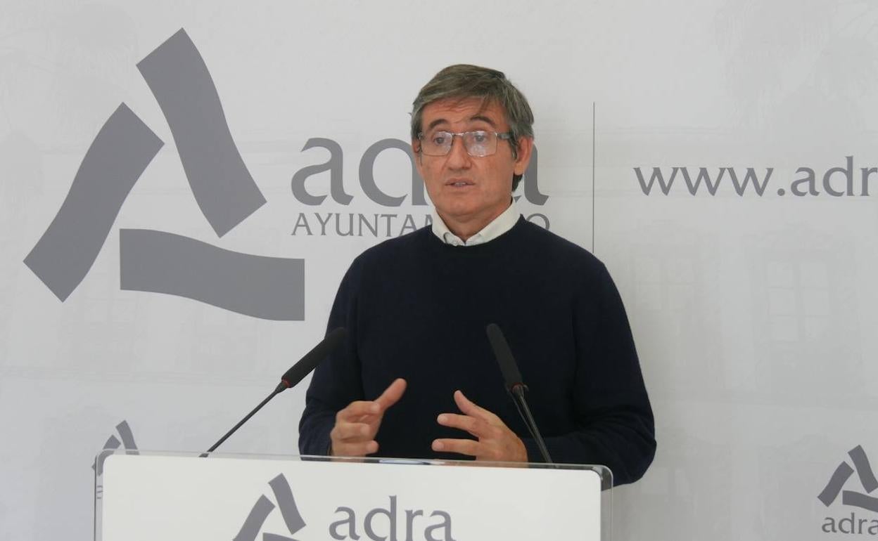 El alcalde de Adra atribuye los contagios al «exceso de confianza de las fiestas navideñas»