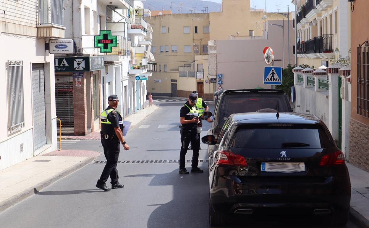 La Policía Local denuncia a tres personas por dar positivo en un control de alcoholemia