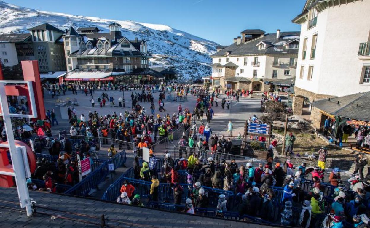 Colas para acceder a los remontes de la estación de esquí de Sierra Nevada el pasado fin de semana.