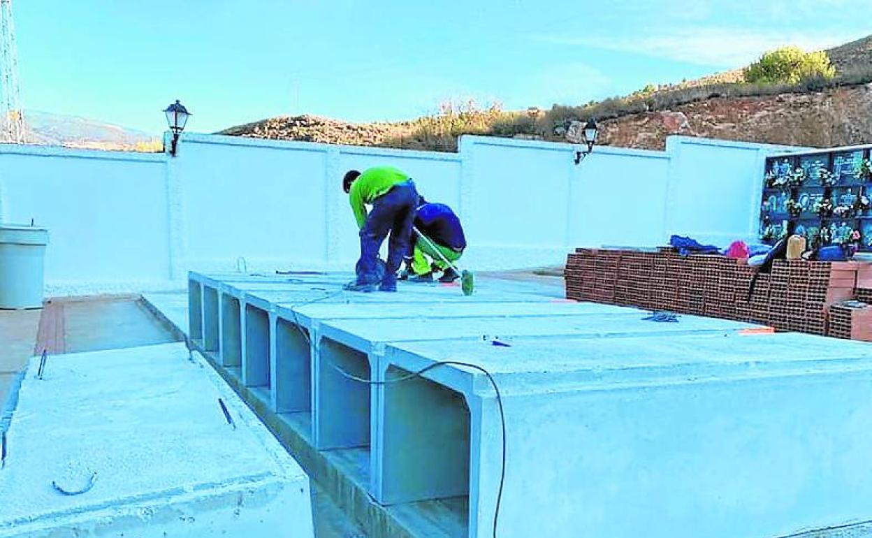 Alcolea amplía el cementerio y construye los primeros columbarios para sus difuntos