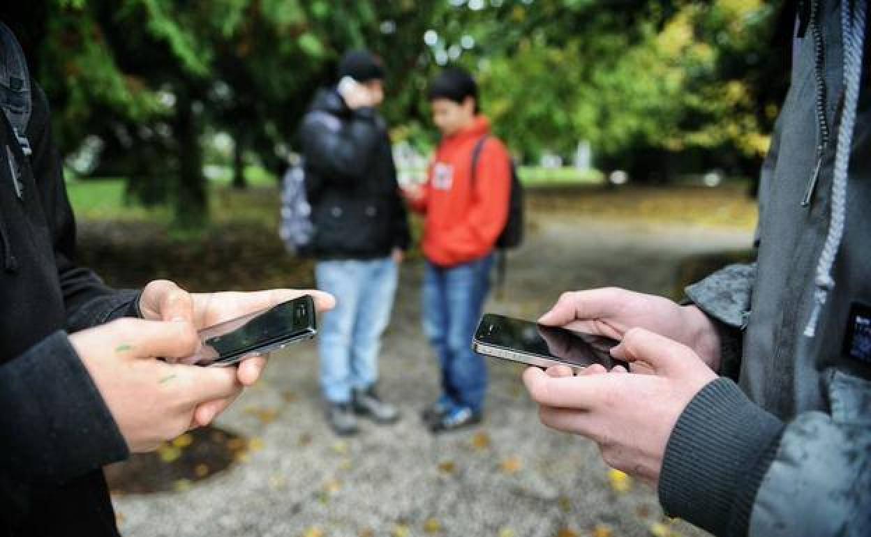 El uso y abuso del móvil preocupa a padres y docentes.. 