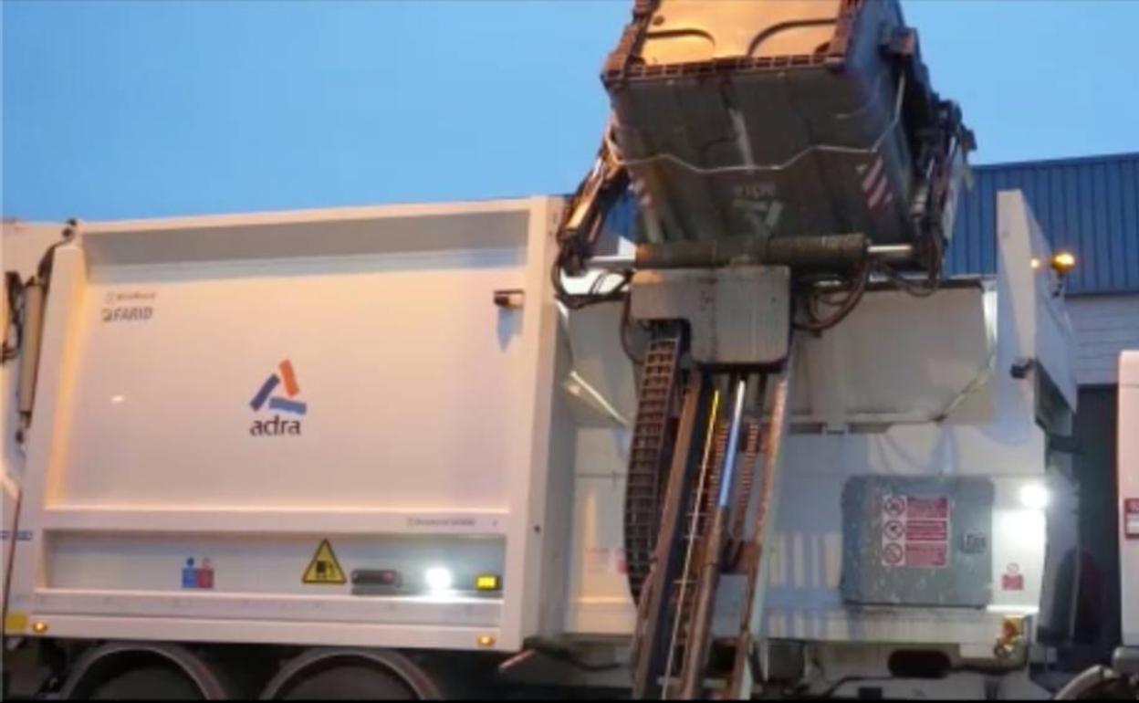 Adra instala GPS en contenedores de basura y carros de limpieza manual