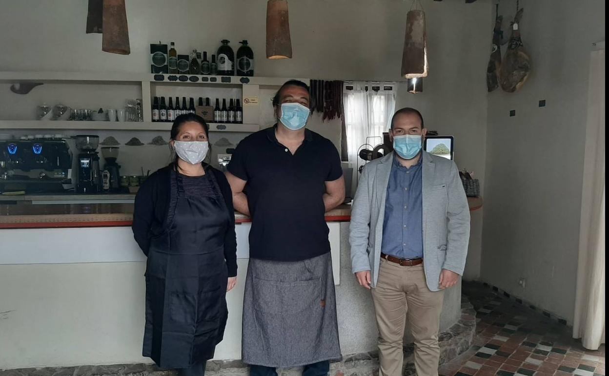 Fondón arropa al tejido empresarial con la cesión de una decena de naves municipales