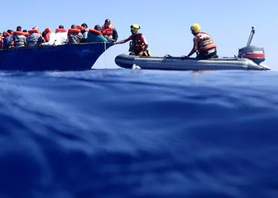Imagen secundaria 1 - Adra | El Aita Mari, el antiguo pesquero vasco que salva vidas en el Mediterráneo