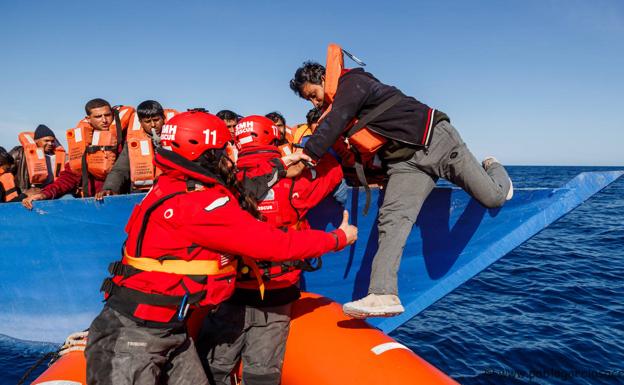 Imagen principal - Adra | El Aita Mari, el antiguo pesquero vasco que salva vidas en el Mediterráneo