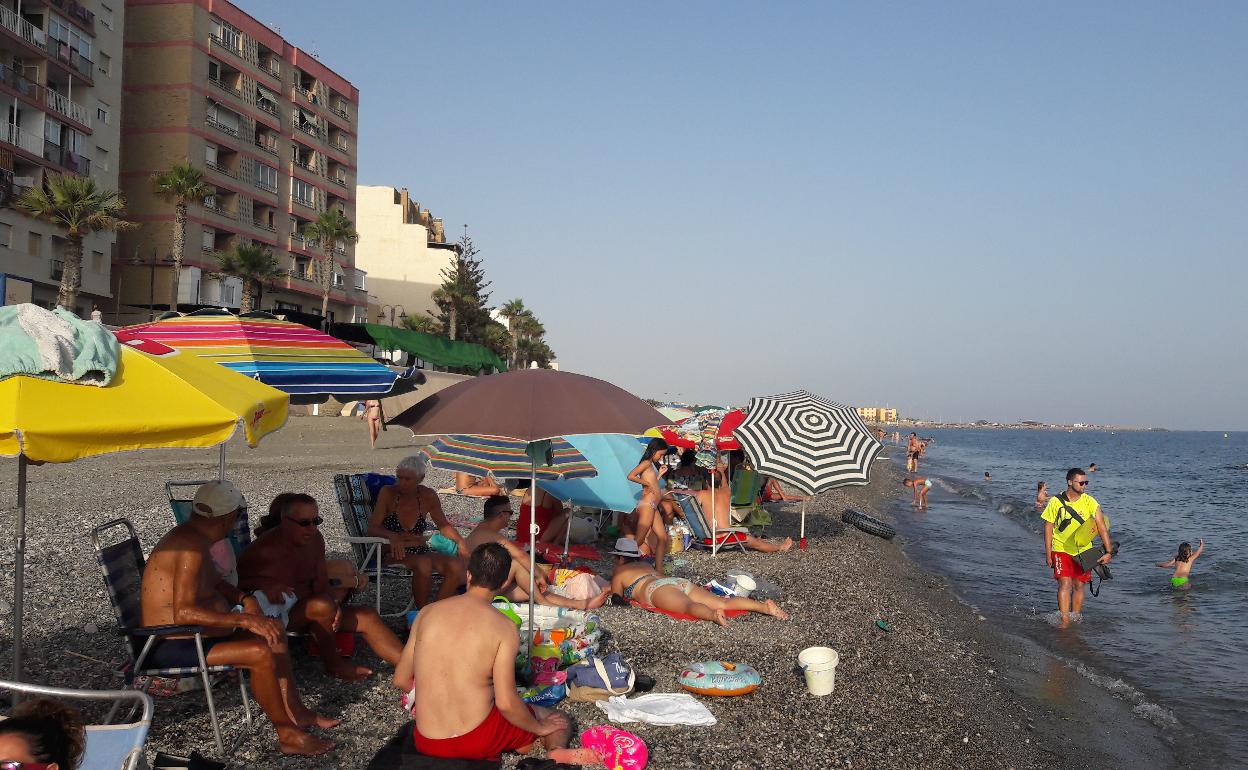 Adra incorpora socorristas a las playas de Guainos y El Lance de la Virgen
