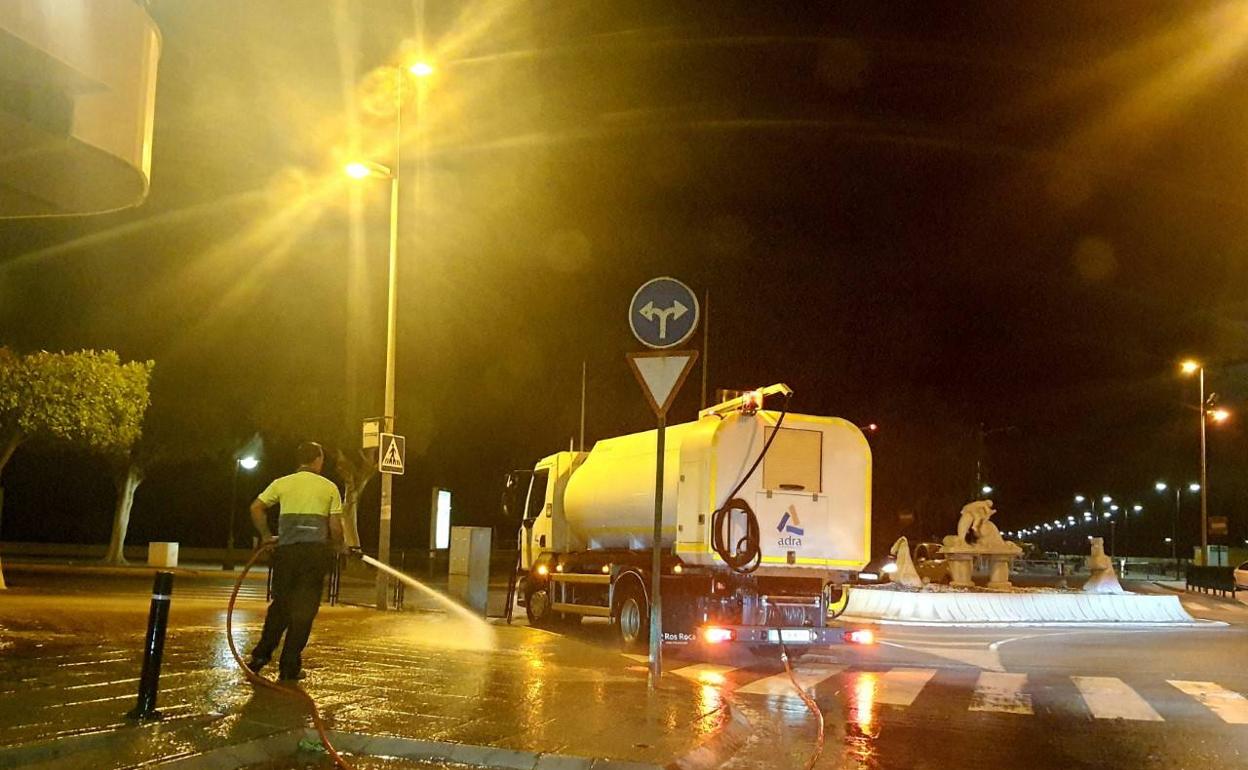La oposición vuelve a cuestionar la limpieza de las calles de Adra y desaprueba la gestión