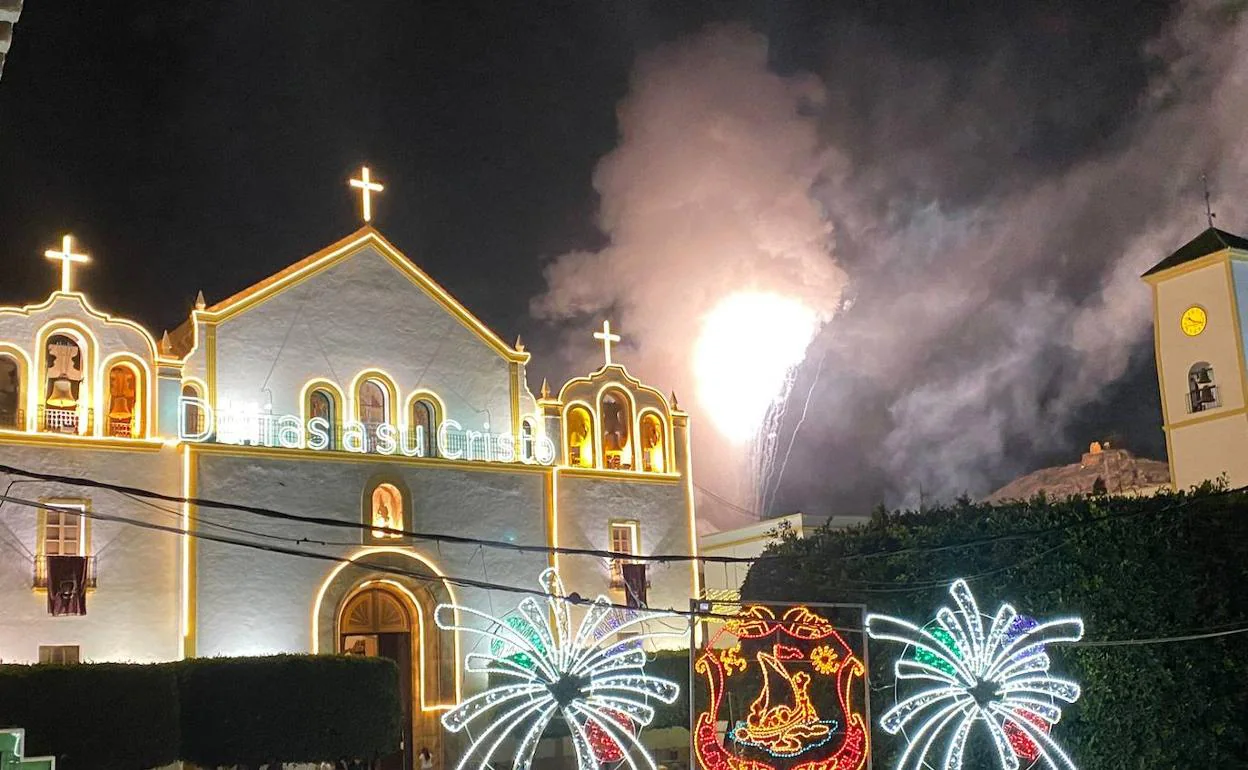 Explosión de cohetes en el día grande del Cristo de la Luz. 