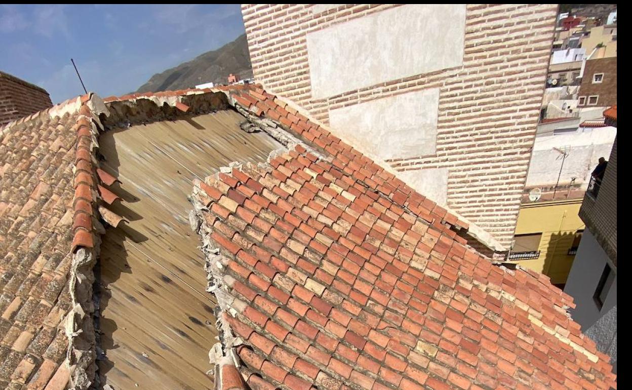 'Apadrina una teja', el SOS de la parroquia de Adra