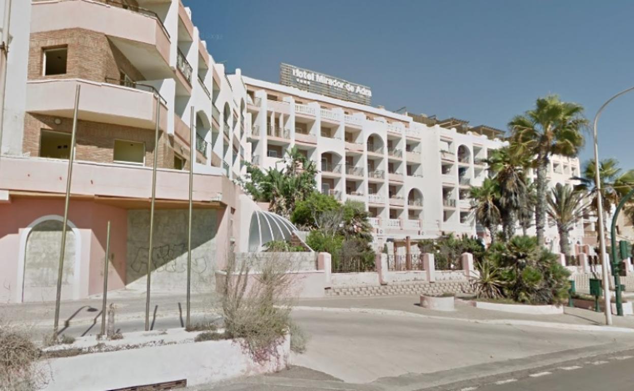 Provincia de Almería | Adra | Los vecinos del hotel que ardió en Adra llevaban meses quejándose de vandalismo