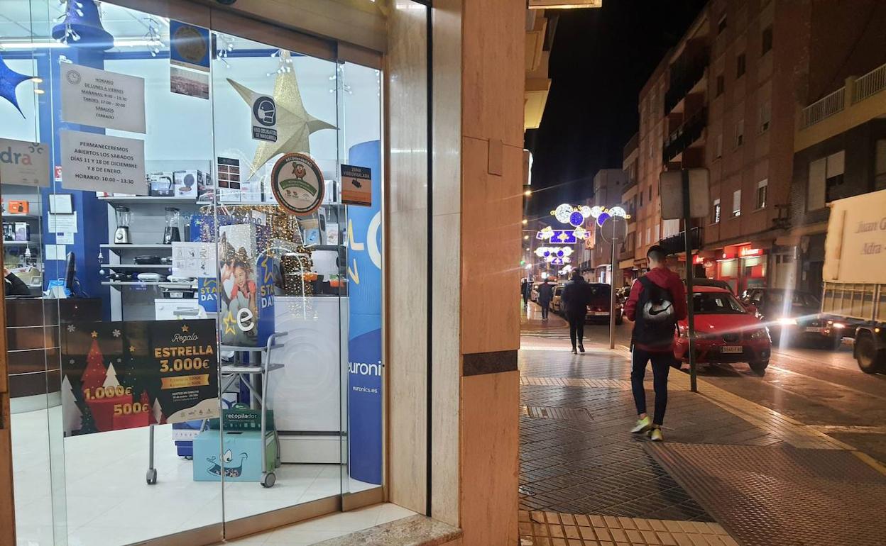 Los comercios de la asociación se identifican en sus escaparates. 