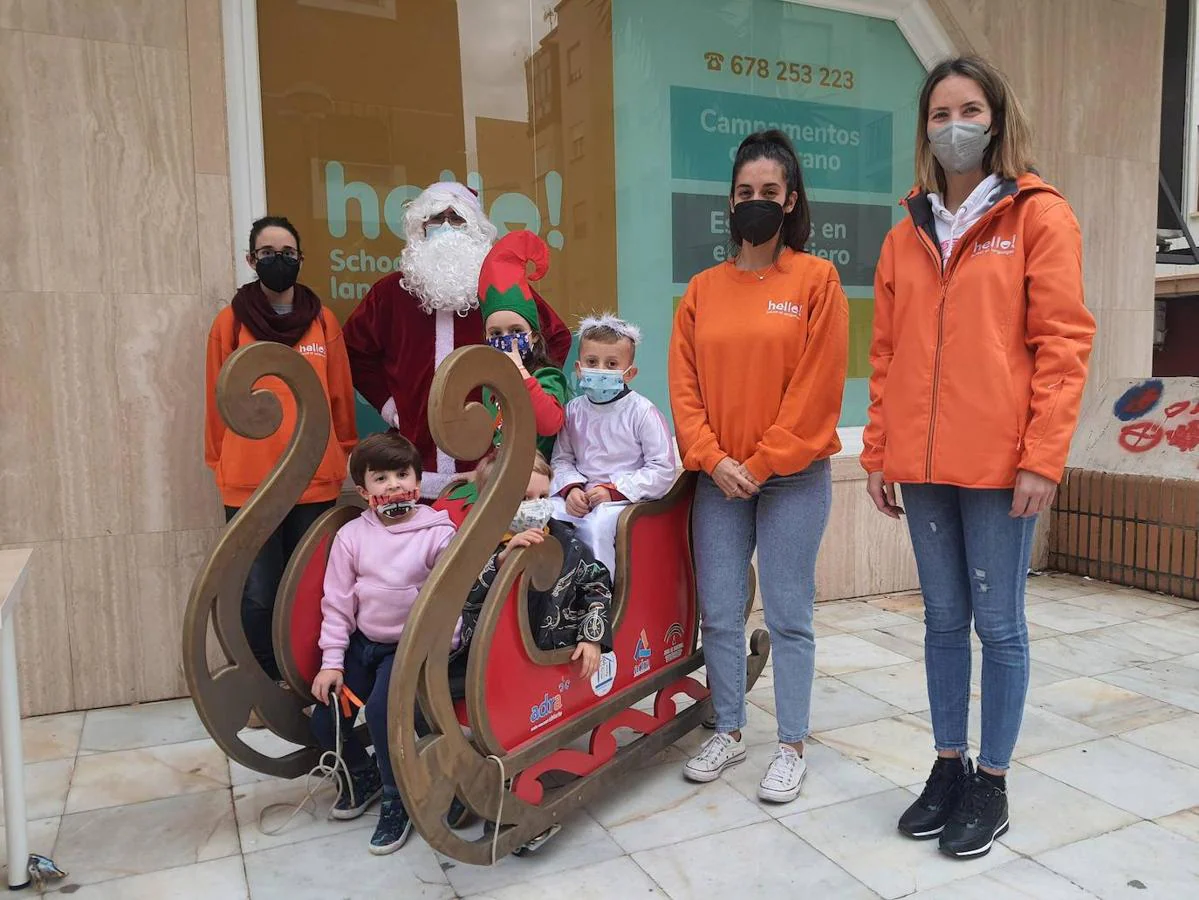 Fotos: Pasear por las tiendas del Centro Comercial Abierto de Adra, un juego de niños