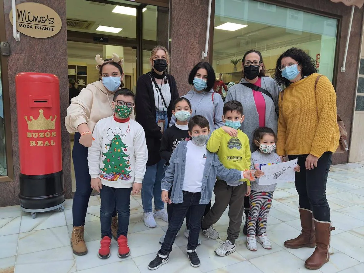 Fotos: Pasear por las tiendas del Centro Comercial Abierto de Adra, un juego de niños