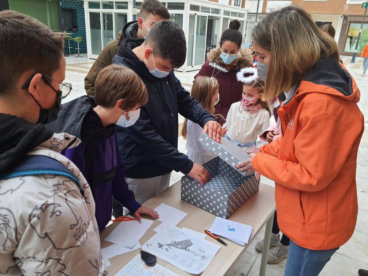 Fotos: Pasear por las tiendas del Centro Comercial Abierto de Adra, un juego de niños