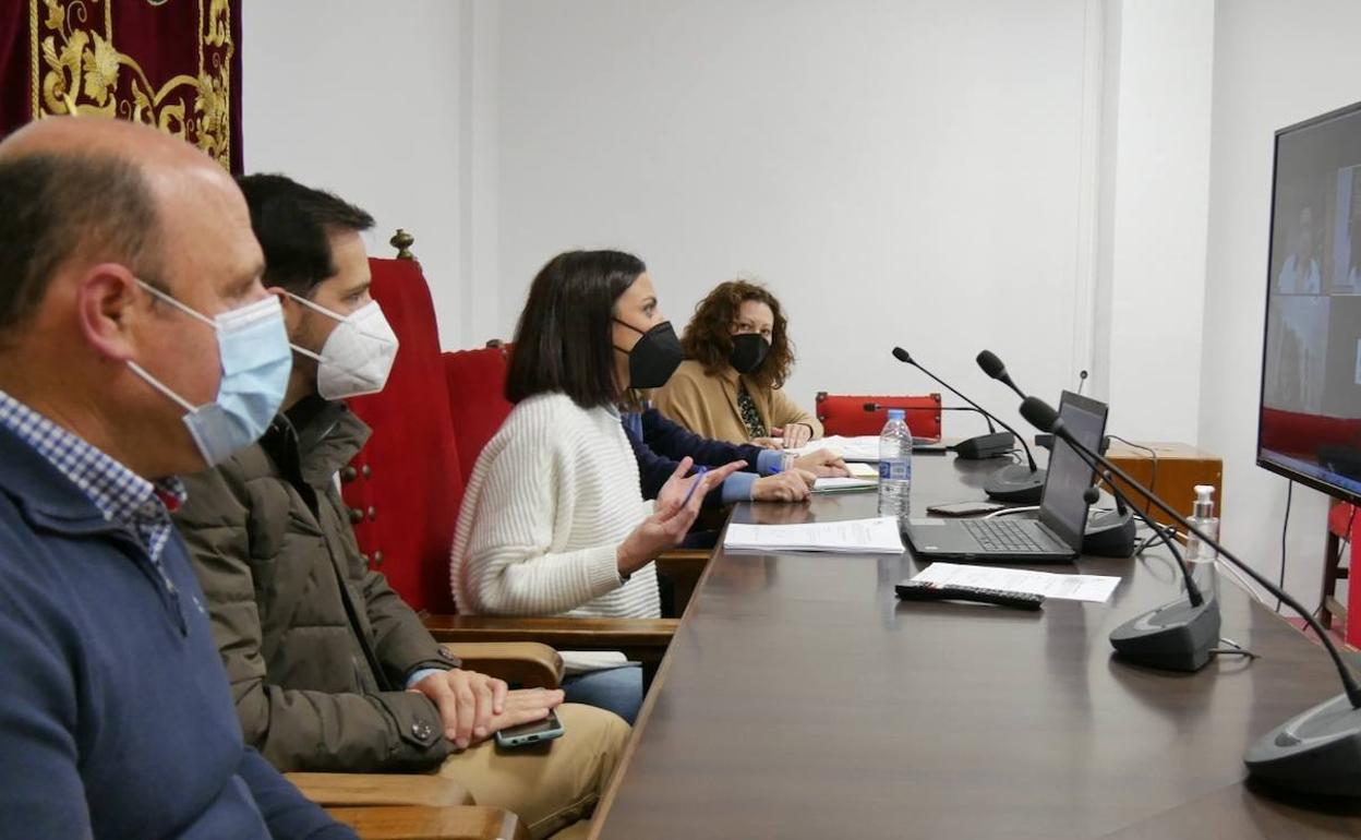 Adra estrecha lazos con el sector comercial, turístico y empresarial y toma nota de sus necesidades
