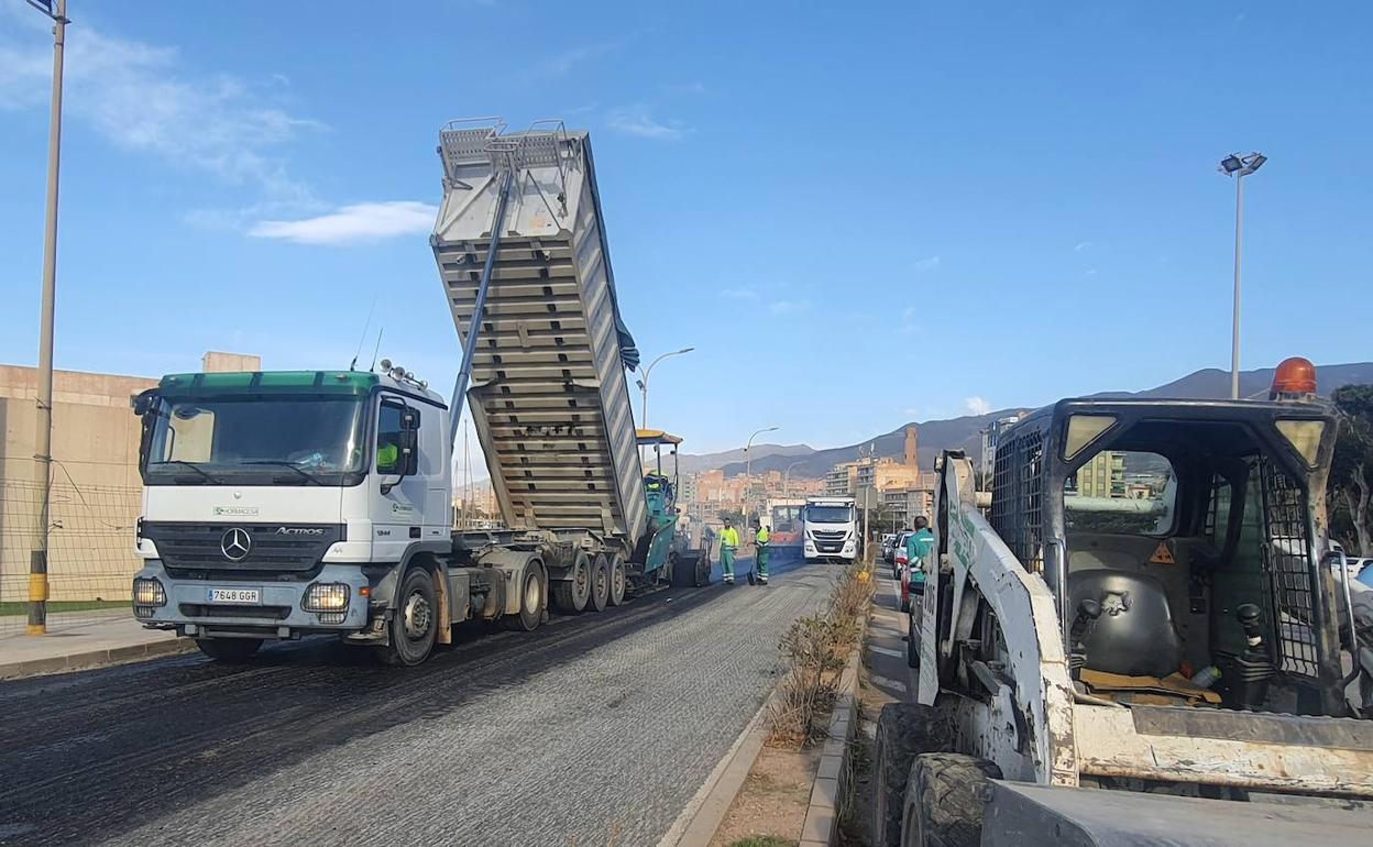 Obras de asfaltado en el Puerto de Adra. 