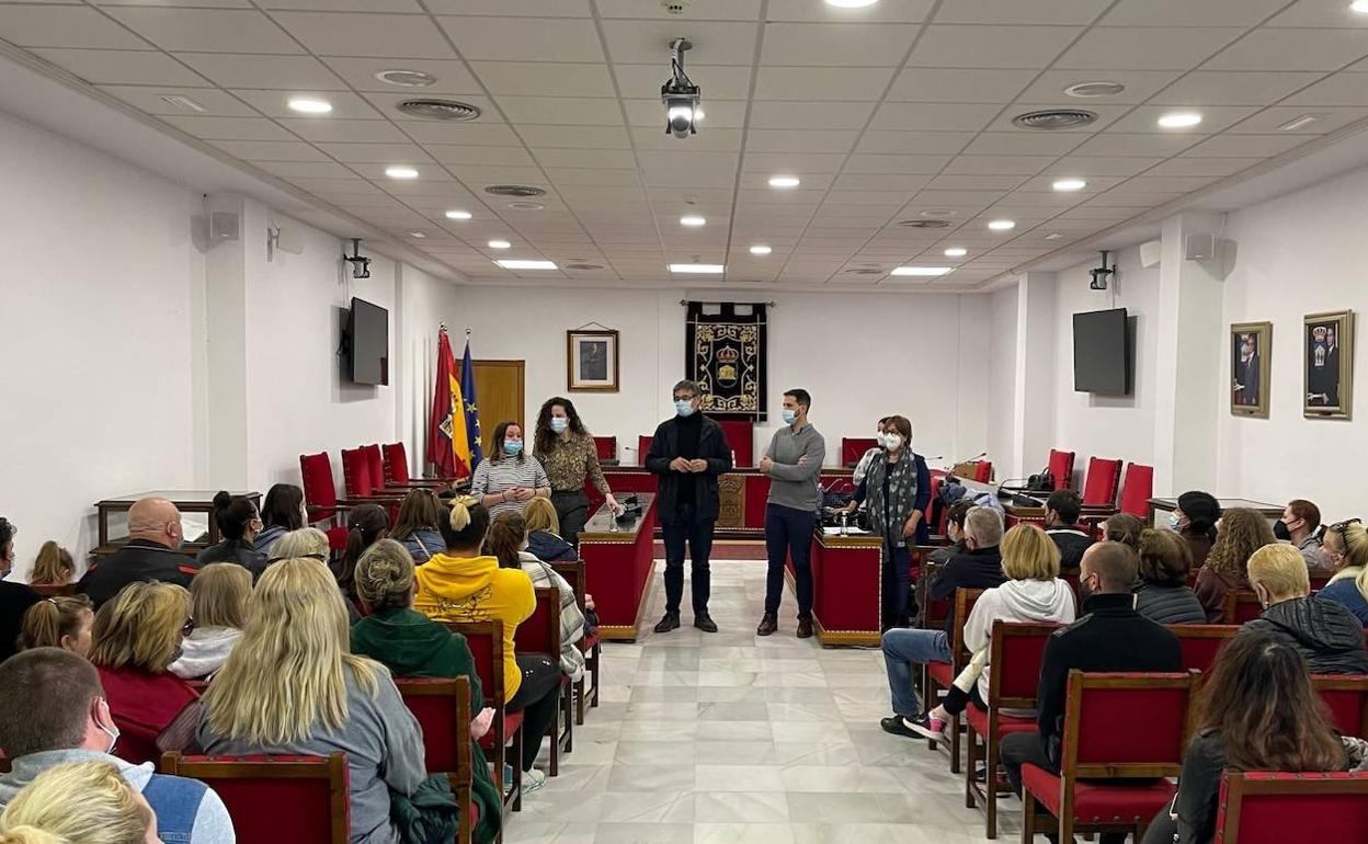 Adra tiende la mano a quienes huyen de la guerra
