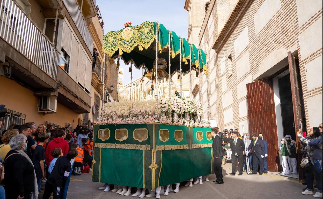 La hermandad del Prendimiento toma el relevo en el Martes Santo abderitano