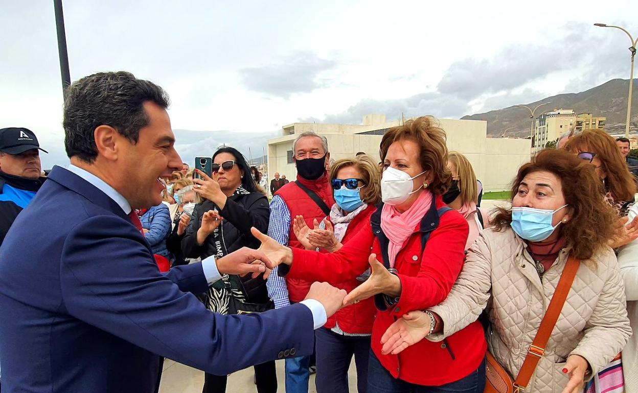 El presidente saludó a los vecinos de Adra. 