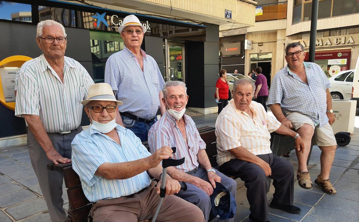 Jubilados en la plaza Puerta del Mar de Adra. 