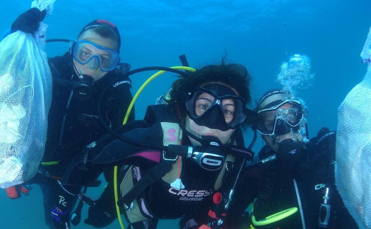 Adra invita a navegar a quienes limpien la playa de forma voluntaria