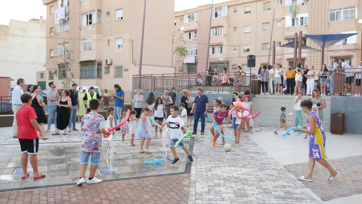 El barrio de las 80 Viviendas renueva la plaza que dedica a la patrona de los marineros en Adra
