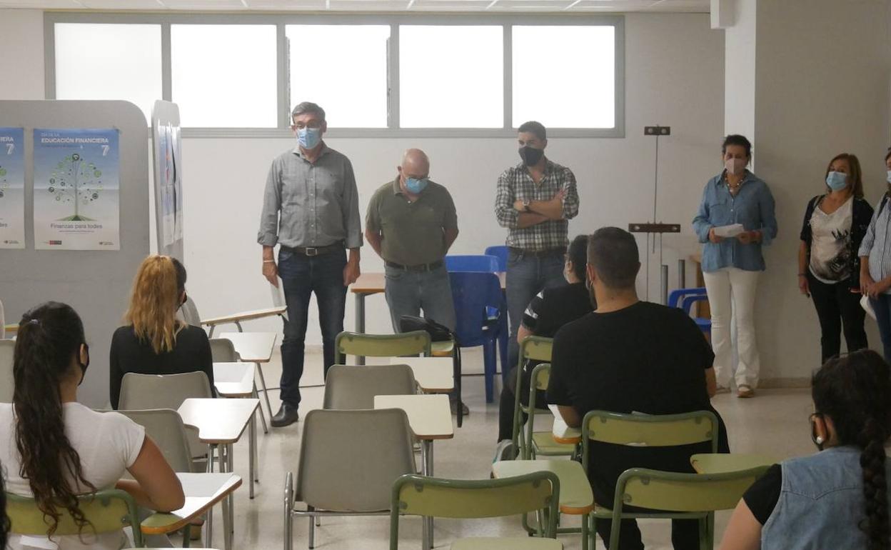 Adra contratará a más de 40 jóvenes para mejorar los «servicios básicos»