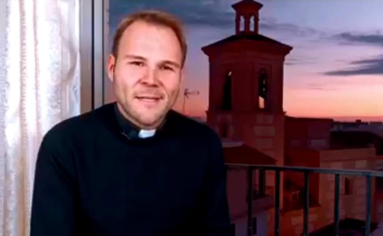Imagen del sacerdote en un vídeo lanzado en redes sociales para pedir colaboración en la rehabilitación de la iglesia parroquial. 