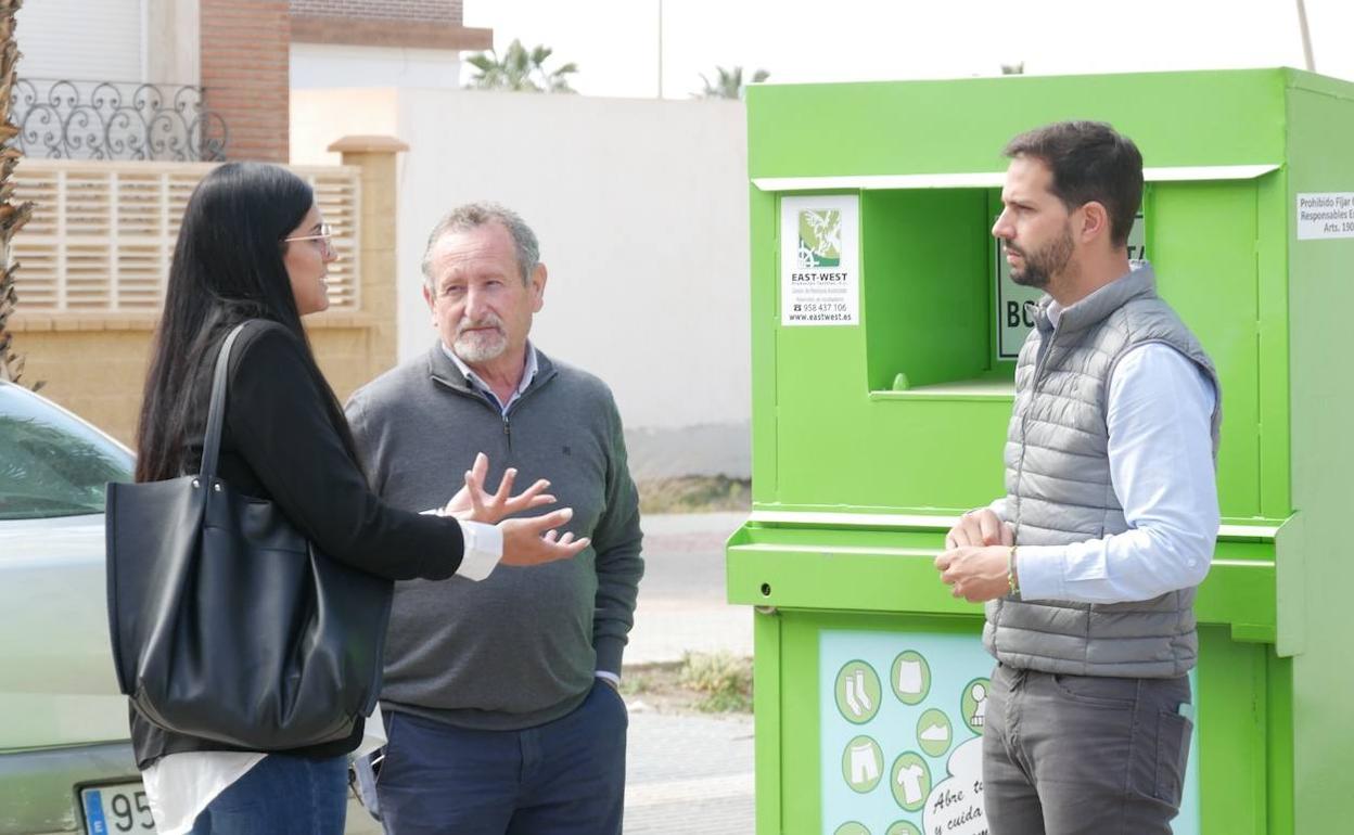 Adra supera las 16 toneladas de ropa y textiles para reciclar en lo que va de año