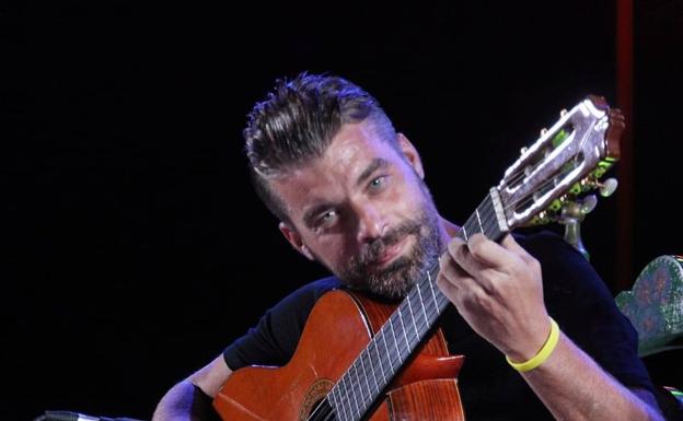 Ramón Rivera imparte clases de guitarra