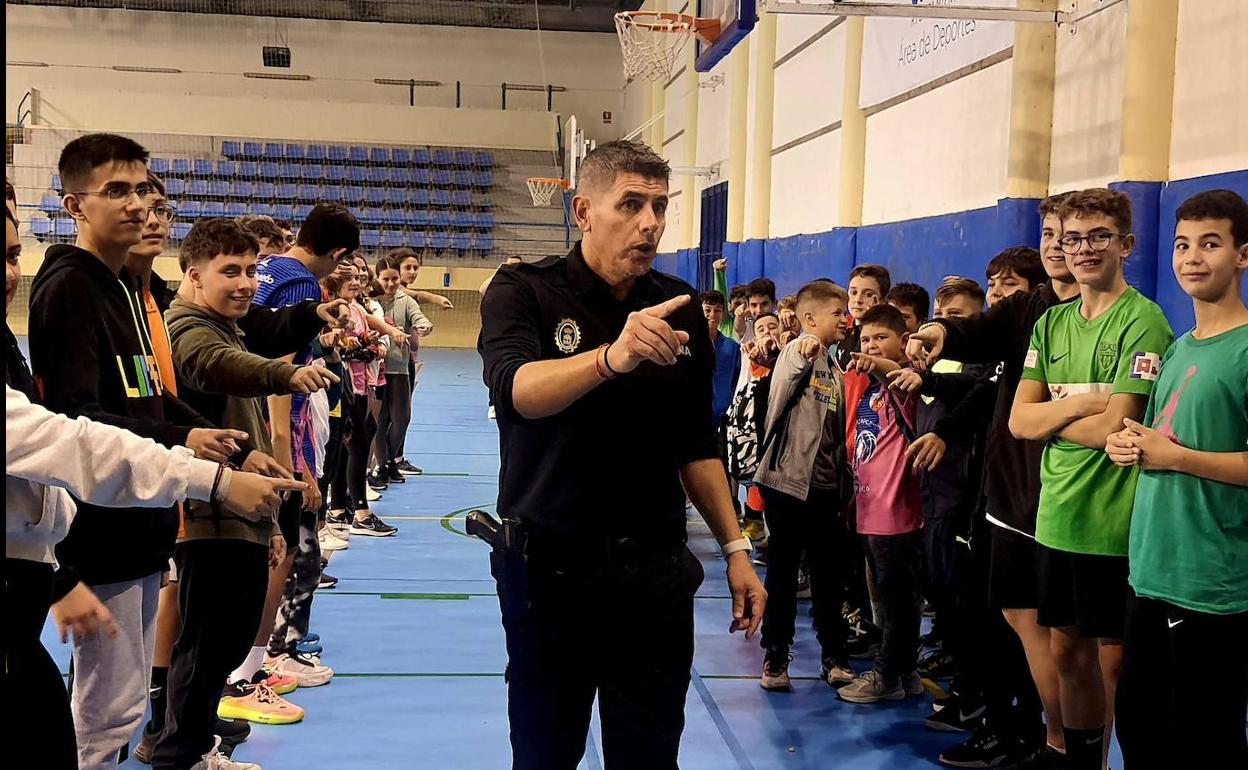 La charla corrió a cargo de Francisco Torres, agente de Policía Local en Adra. 