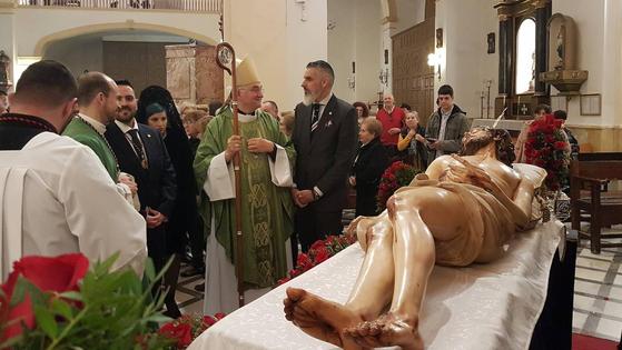 El obispo bendice la nueva talla del Cristo Yacente de Dalías