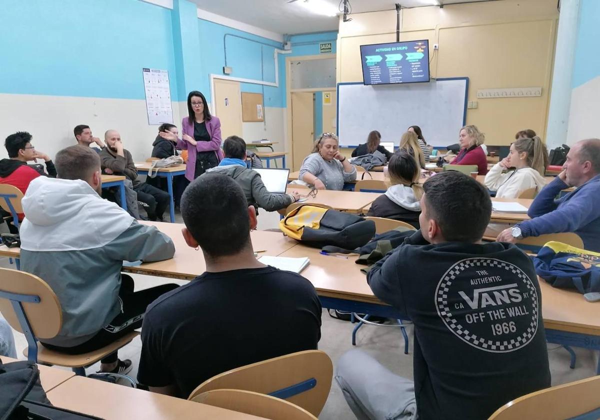 Estudiantes de Adra reciben charlas para fomentar la corresponsabilidad en el hogar