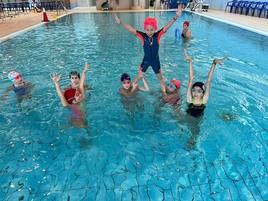 La natación artística se lanza a la piscina en Berja