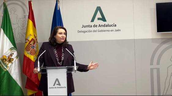 Carmen Crespo visita su Adra natal para entregar una subvención